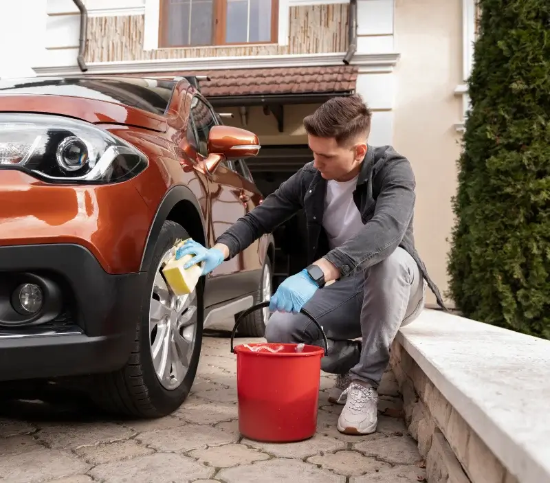 Lavage auto à domicile Marseillette : professionnel intervenant sur un véhicule